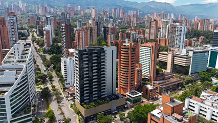 Naklejka premium Foto aérea por el Poblado, en la Ciudad de Medellín, Colombia, cerca a la MIlla de Oro., en la que se observa parte de El Poblado