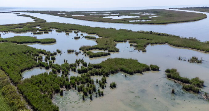 Porto Tolle is located between the Po di Maistra and Po di Gnocca rivers and is cut in half by the Po di Venezia (Parco regionale del Delta del Po)