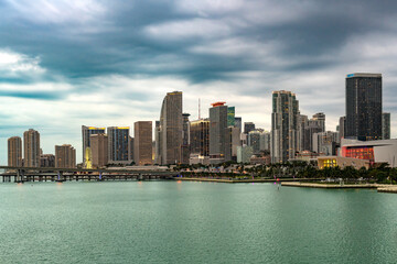 Obraz premium Downtown skyline of the city of Miami illuminated at dusk.