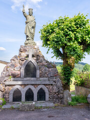 Obraz premium Monument religieux catholique avec statue et pierres dans les Vosges au Girmont val d'ajol