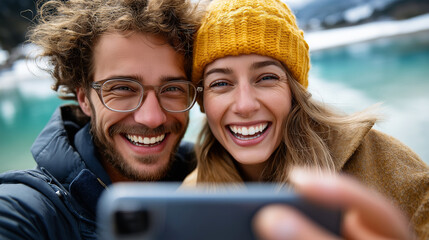 Fröhliches junges Paar macht gemeinsam Selfie mit Smartphone