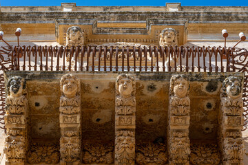 Angel faces on a corbel supporting a balcony © Dan Tiégo