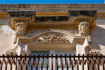 Angel faces on a corbel supporting a balcony © Dan Tiégo