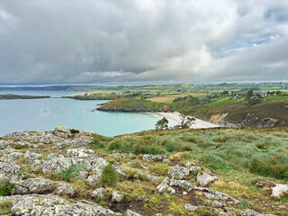 La presqu'île de Crozon est située dans le Finistère en face de Brest. Elle est englobée en totalité dans le parc naturel régional d'Armorique et les espaces maritimes qui l'entourent 