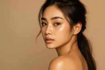 ベージュ背景にいる美しいアジア人女性のポートレート、美容と健康のコンセプト