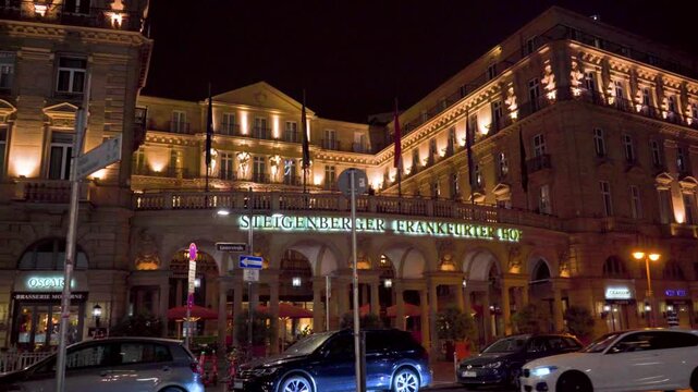 Steigenberger Frankfurter Hof bei Nacht