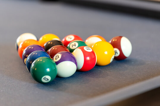 Boules de billards en triangle - gros plan