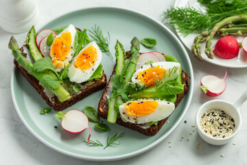  sandwich with dark rye bread, asparagus and  egg