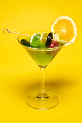 Cocktail dans un verre décoré de bonbons et tranche d'orange
