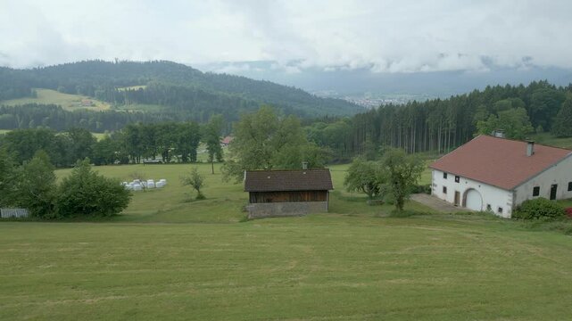 Drone - Survol d'une ferme et des montagnes des Vosges au-dessus de Vagney