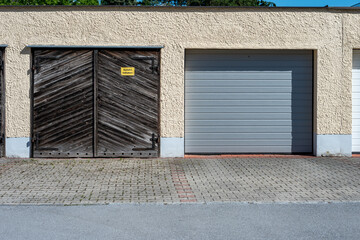 Altes und modernes Garagentor