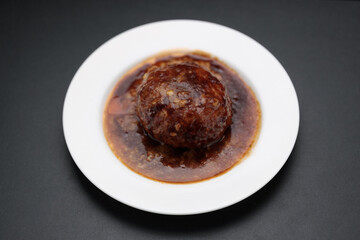 日本のチーズインハンバーグ　やや斜めシャローフォーカス