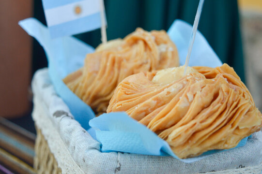 Comidas t&iacute;picas argentinas para fechas patrias con decoraci&oacute;n celeste y blanca