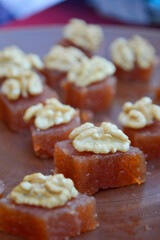 Comidas típicas argentinas para fechas patrias con decoración celeste y blanca