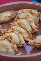 Comidas típicas argentinas para fechas patrias con decoración celeste y blanca