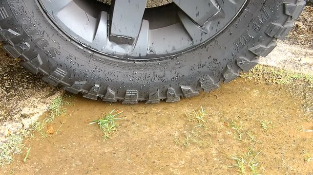 Goma de una guagua mientras llovi&iacute;a en Bayam&oacute;n, Puerto Rico. El exceso de lluvia genera inundaciones de Puerto Rico.