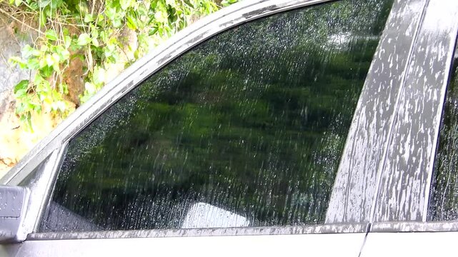 Cristal de una guagua en la lluvia.