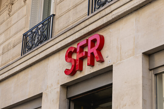 Le logo de marque SFR dans la rue. Paris, 29 mai 2025 - France.