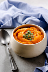 Sopa de Ab&oacute;bora com Tecido e Colher
