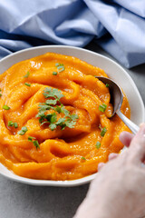 Sopa de Ab&oacute;bora com Colher