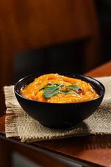 Sopa de Abóbora com fundo escuro