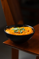 Sopa de Ab&oacute;bora com fundo escuro