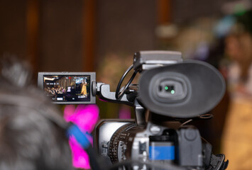 cámara de video grabando evento con fondo desenfocado