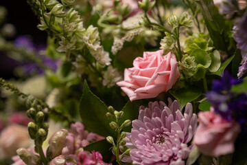 arreglo floral con rosa y crisantemo