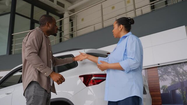 Couple argues over choosing a car
