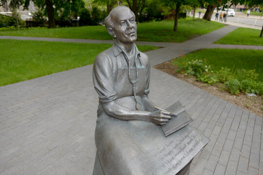 seated man sculpture near the Temerty Faculty of Medicine at the University of Toronto, a tribute to Dr. Norman Bethune, created by Canadian artist David Pellettier