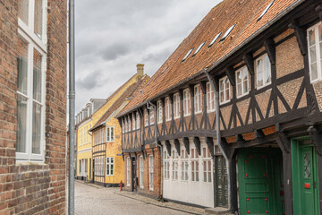 Wunderschöne Häuserzeile in der Altstadt von Ribe, Dänemark, an einem kalten Frühlingstag wo niemand draussen war. 