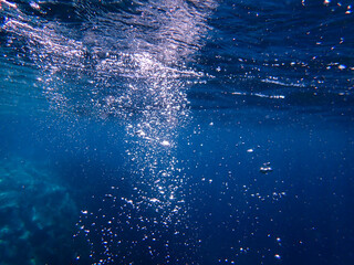 Obraz premium Bubbles underwater rising to water surface, natural scene bubble under water, Mediterranean sea