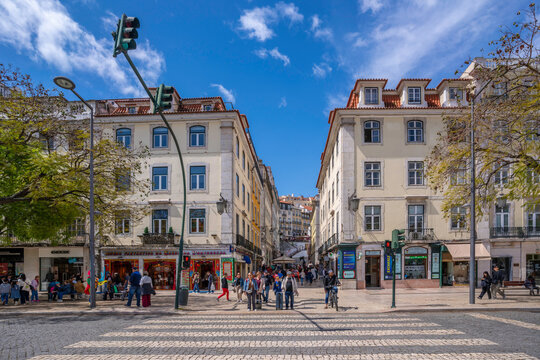 View of cafes and restaurants in Praca do Rossio in Lisbon city centre, Lisbon, Portugal, Europe