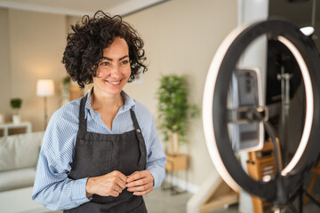 craftswoman blogger streaming live and give advice to her subscribers