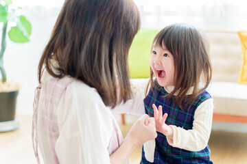 女の子と遊ぶ保育士