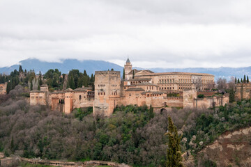 Obraz premium A cityscape of the city of Granada, Spain as seen from the Albaicin neighborhood with the Alhambra in the background.