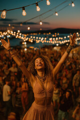 Jeune femme souriante dansant dans un festival de musique en plein air, ambiance festive avec guirlandes lumineuses et foule en arrière-plan