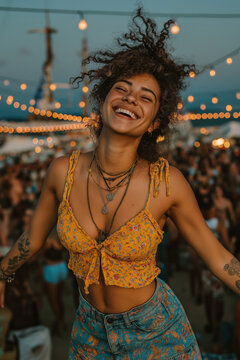 Jeune femme souriante dansant dans un festival de musique en plein air, ambiance festive avec guirlandes lumineuses et foule en arri&egrave;re-plan