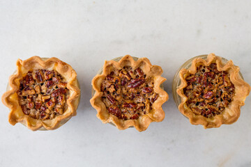 Individual pecan pies in small mason jars 