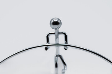 Muñeco equilibrista de metal, aislado en blanco