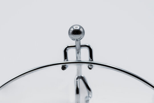 Mu&ntilde;eco equilibrista de metal, aislado en blanco