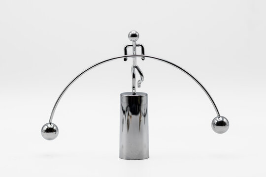 Mu&ntilde;eco equilibrista de metal, aislado en blanco