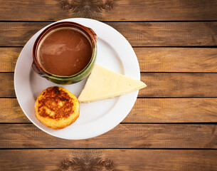 Boyacá breakfast with arepa, cheese and a cup of hot chocolate
