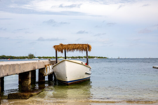 Fototapeta Boat tied to a dock 