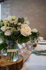 Décoration florale élégante de table de mariage – ambiance romantique et raffinée