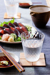 【焼酎と鰹のたたき】初夏の頃。旬を迎えた鰹を気持ちよく冷やした焼酎で愉しみます。