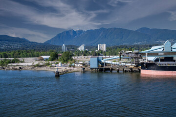 Naklejka premium Ships docked near mountains in a coastal area