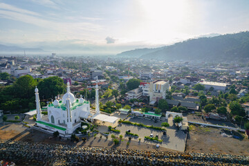 Obraz premium Aerial view at morning of the Al-Hakim Mosque near the coast of Padang City, West Sumatra.