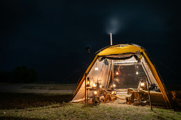 夜キャンプ 薪ストーブ 薪スト ランプ 灯り カッコいい リラックス キャンプ画像