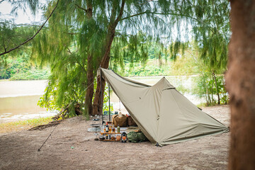 ソロキャンプ 無骨テント 野外 キャンプ風景 ティピーテント 休暇  キャンプギア